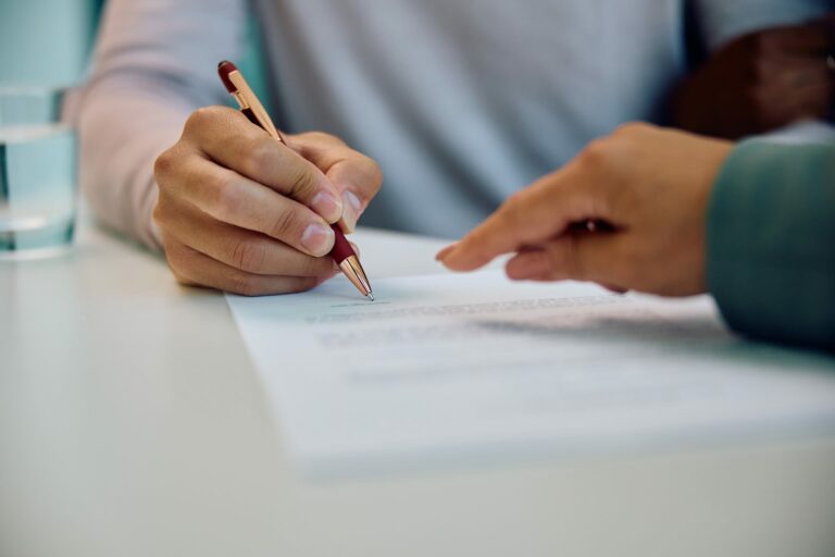 Personne signant un contrat pendant qu'une autre lui désigne une clause