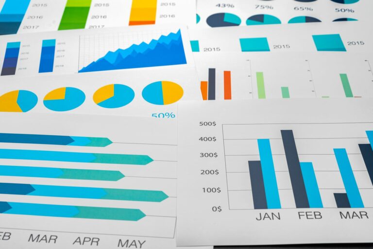 Graphiques et tableaux de données imprimés étalés sur une table