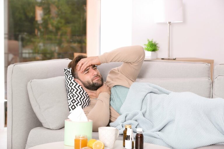 Homme malade se reposant sur un canapé